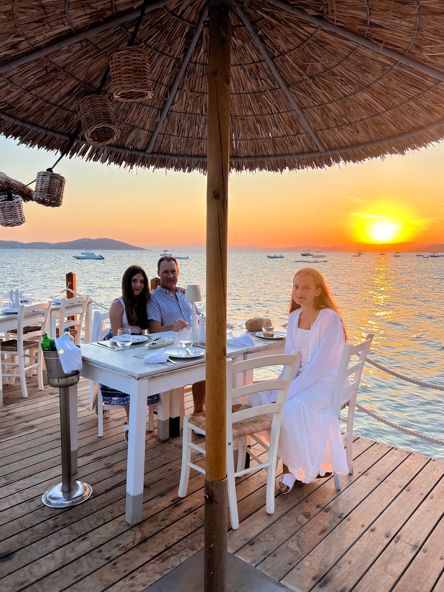 Familie beim Abendessen am Meer