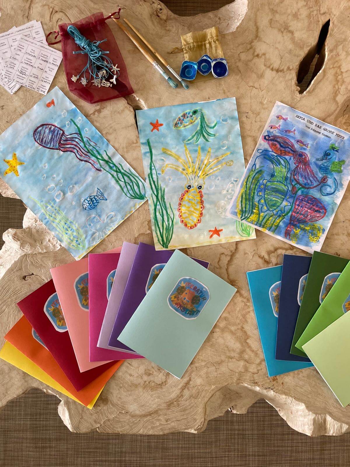 Kinderbilder von Tintenfischen, die bei einer Literaturwerkstatt gemalt wurden.