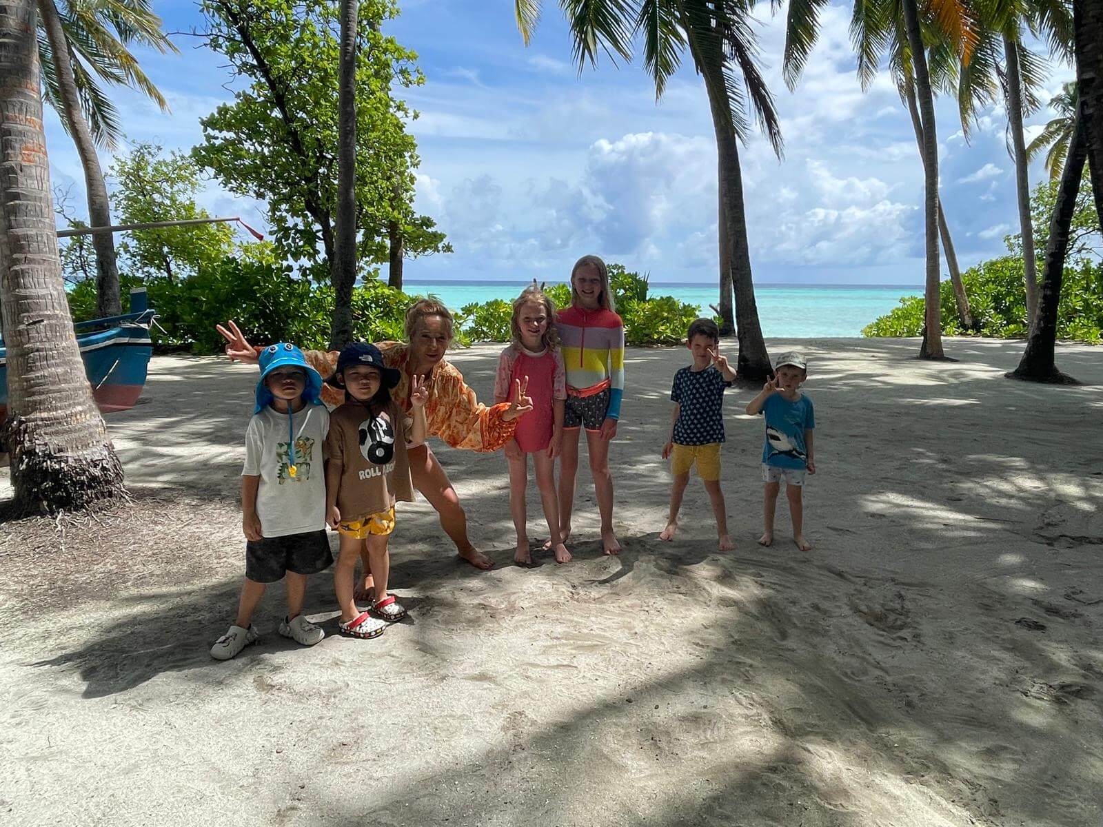 Kinder stehen an einem Traumstrand auf COMO Maalifushi.