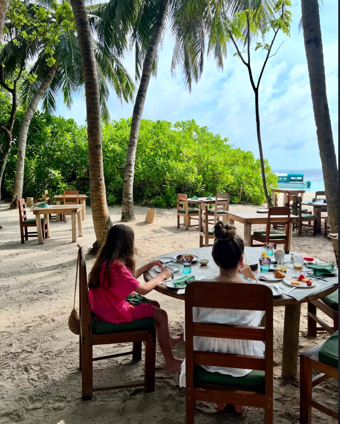 Der Mittagstisch zwischen Palmen im Soneva Fushi