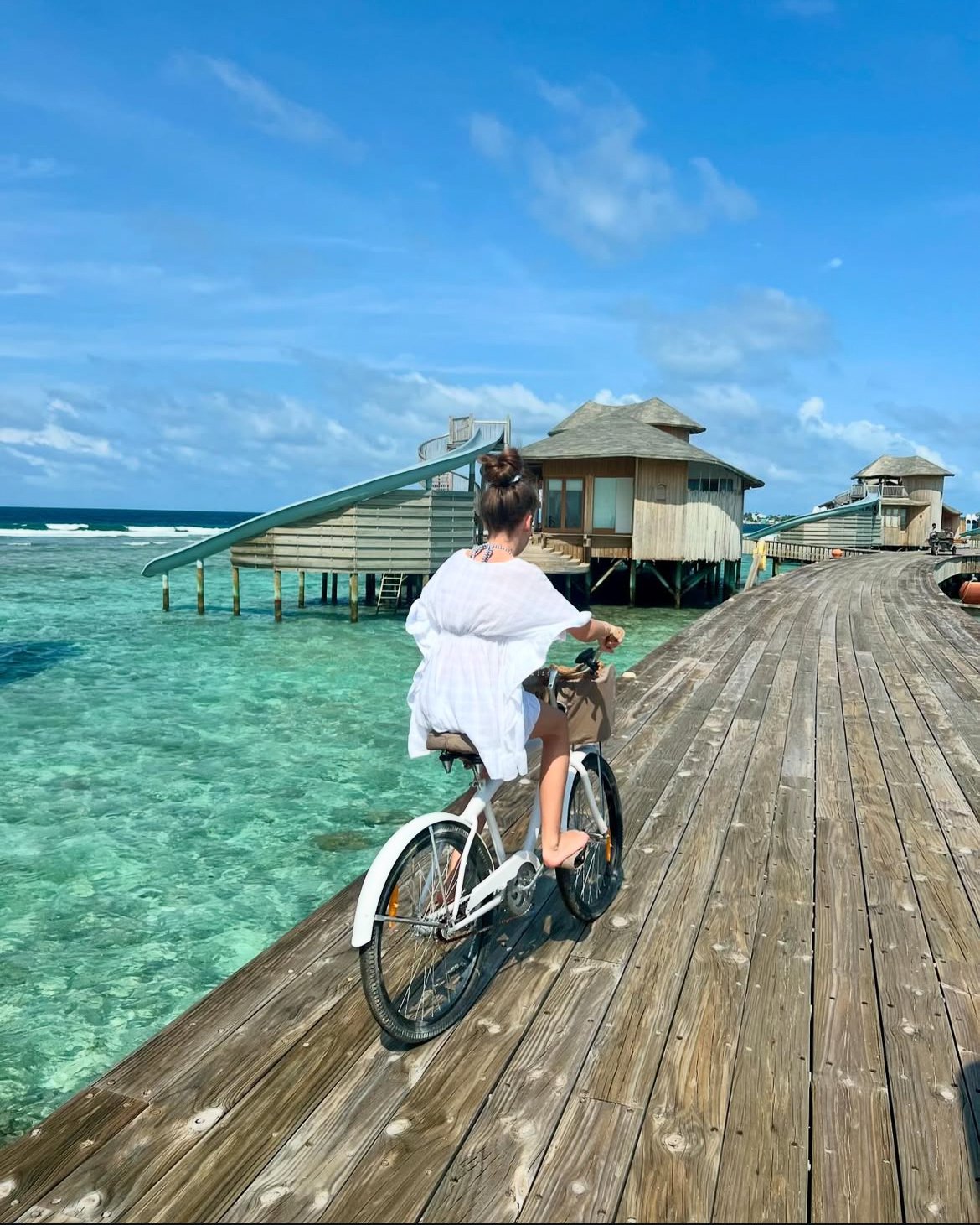 Fahrrad fahren über dem Meer 