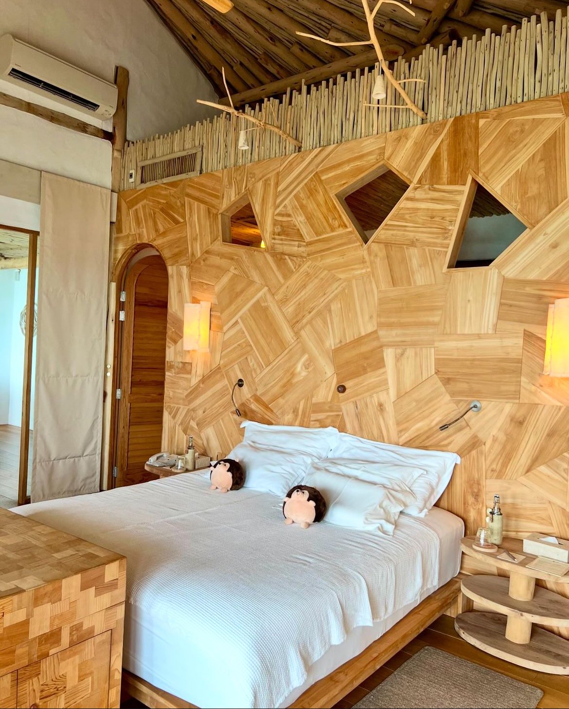 Doppelbett im Cottage des Resorts 