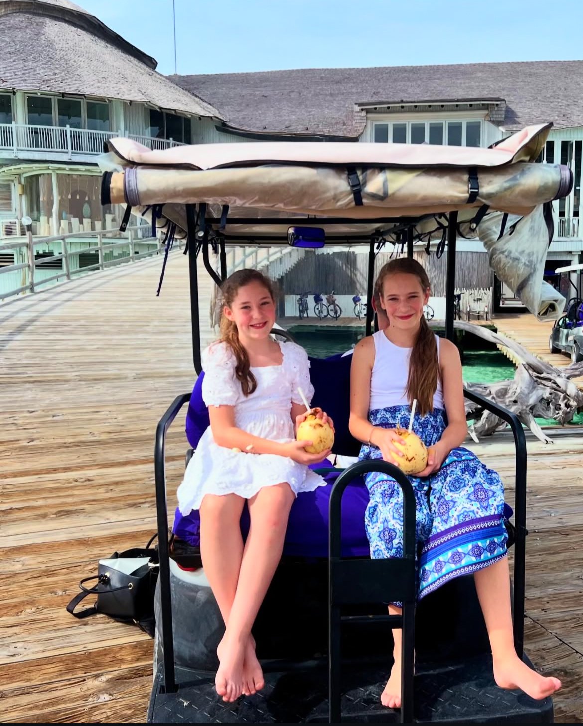 Mit dem Golfcart im Soneva Jani 
