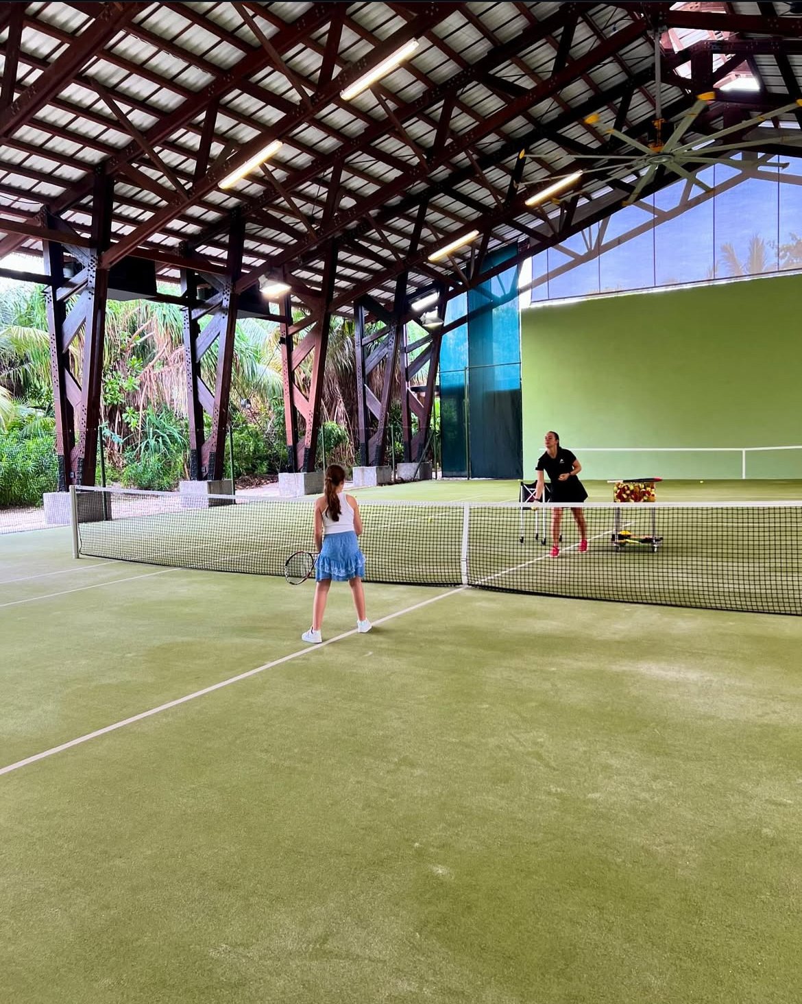 Tennis auf dem Platz des Resorts 