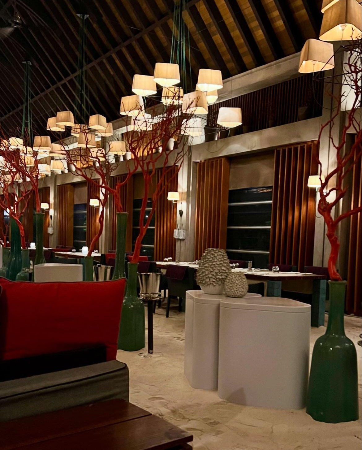 Einrichtung der Bar der Velaa Private Island