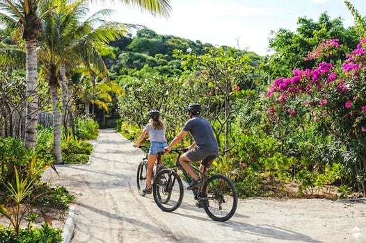 nihi-rote-indonesien-familienluxusreisen-thefamilyproject-biking