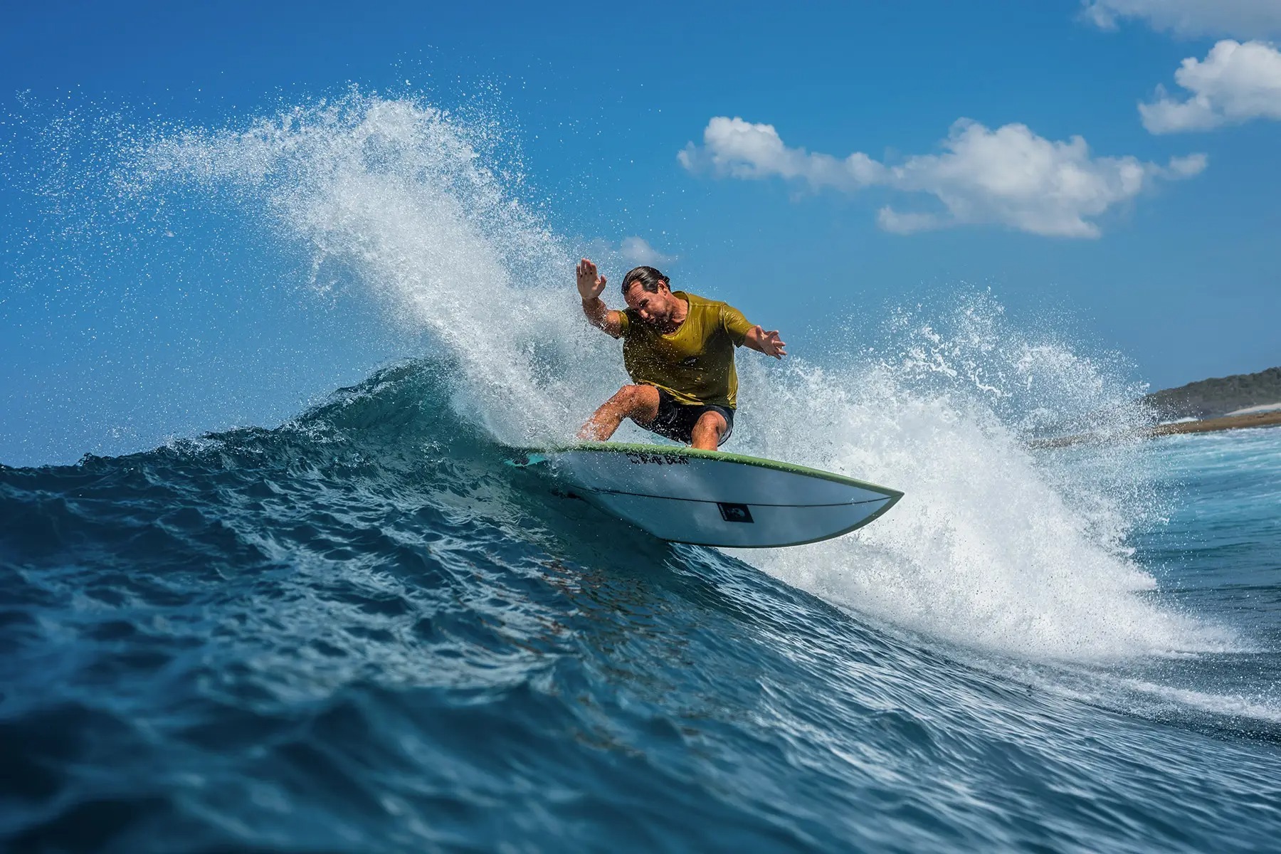 nihi-rote-indonesien-familienluxusreisen-thefamilyproject-surfing