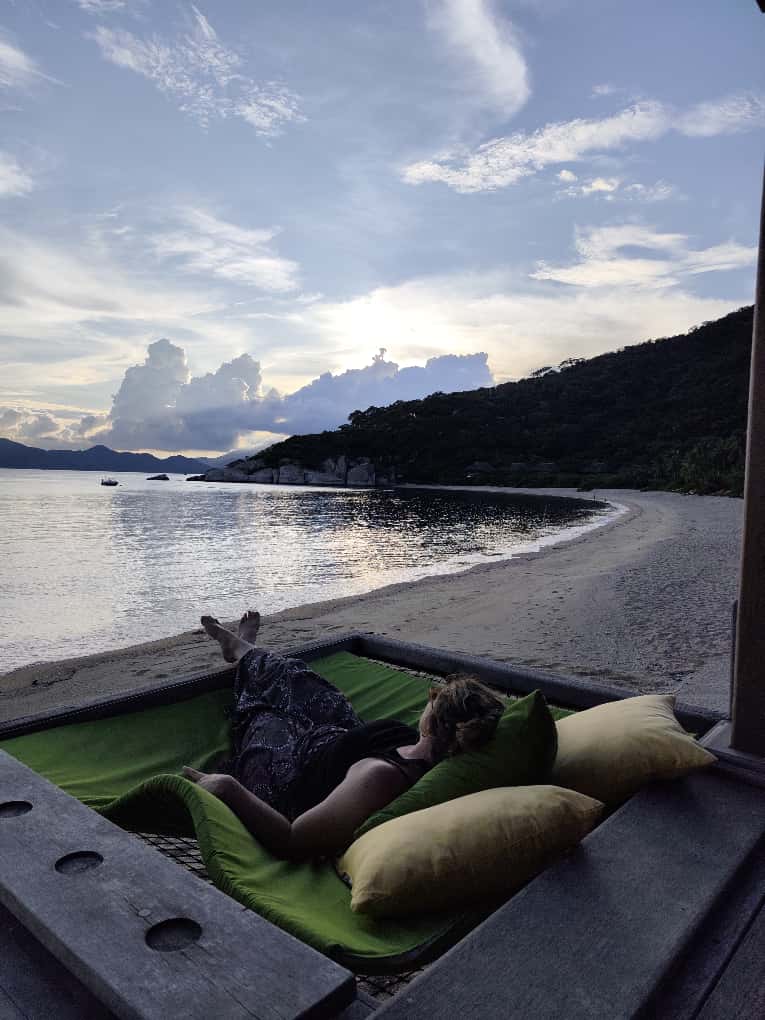 nikola-vietnam-reisebericht-familienluxusreisen-thefamilyproject-sixsensesninhvanbay-lounge