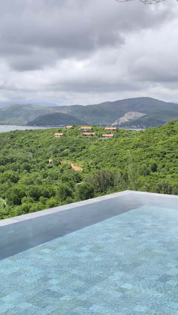 nikola-vietnam-reisebericht-familienluxusreisen-thefamilyproject-zannier-pool