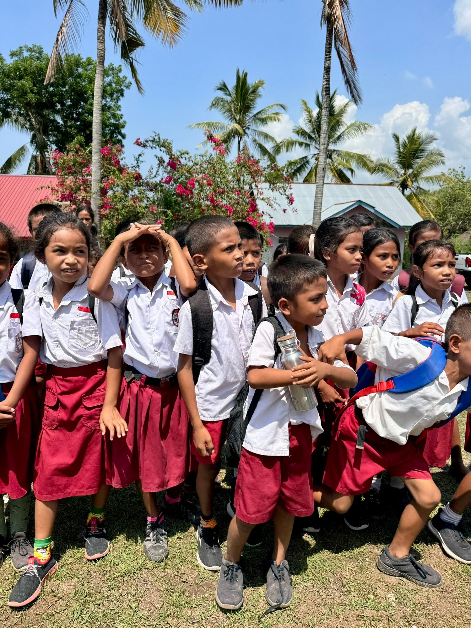 Kinder in Schuluniform