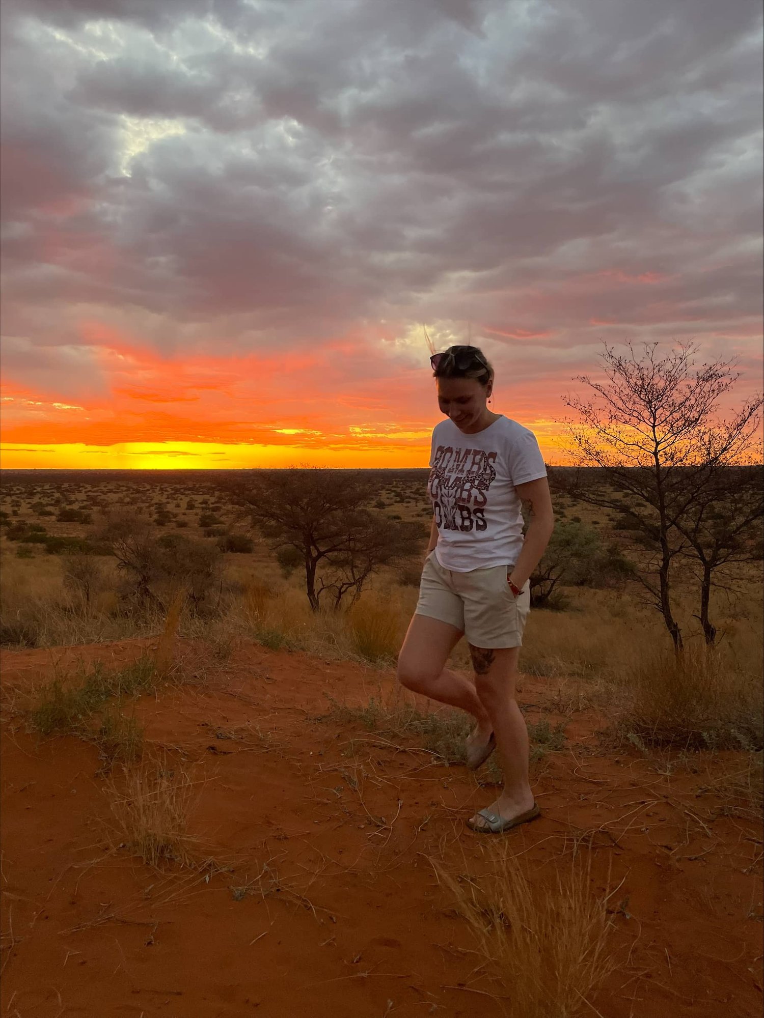 junge Frau in der Wüste Afrikas