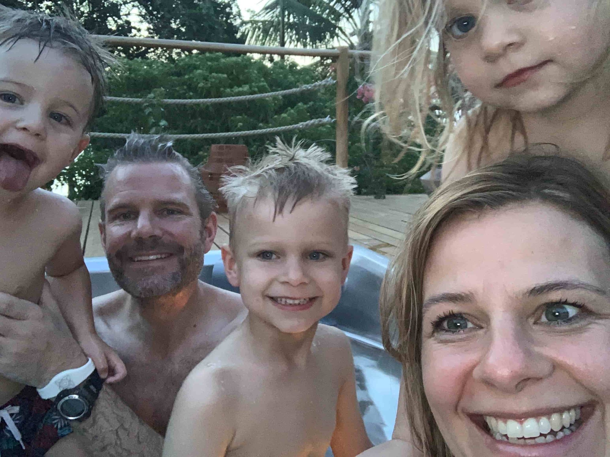 Familie am Pool 