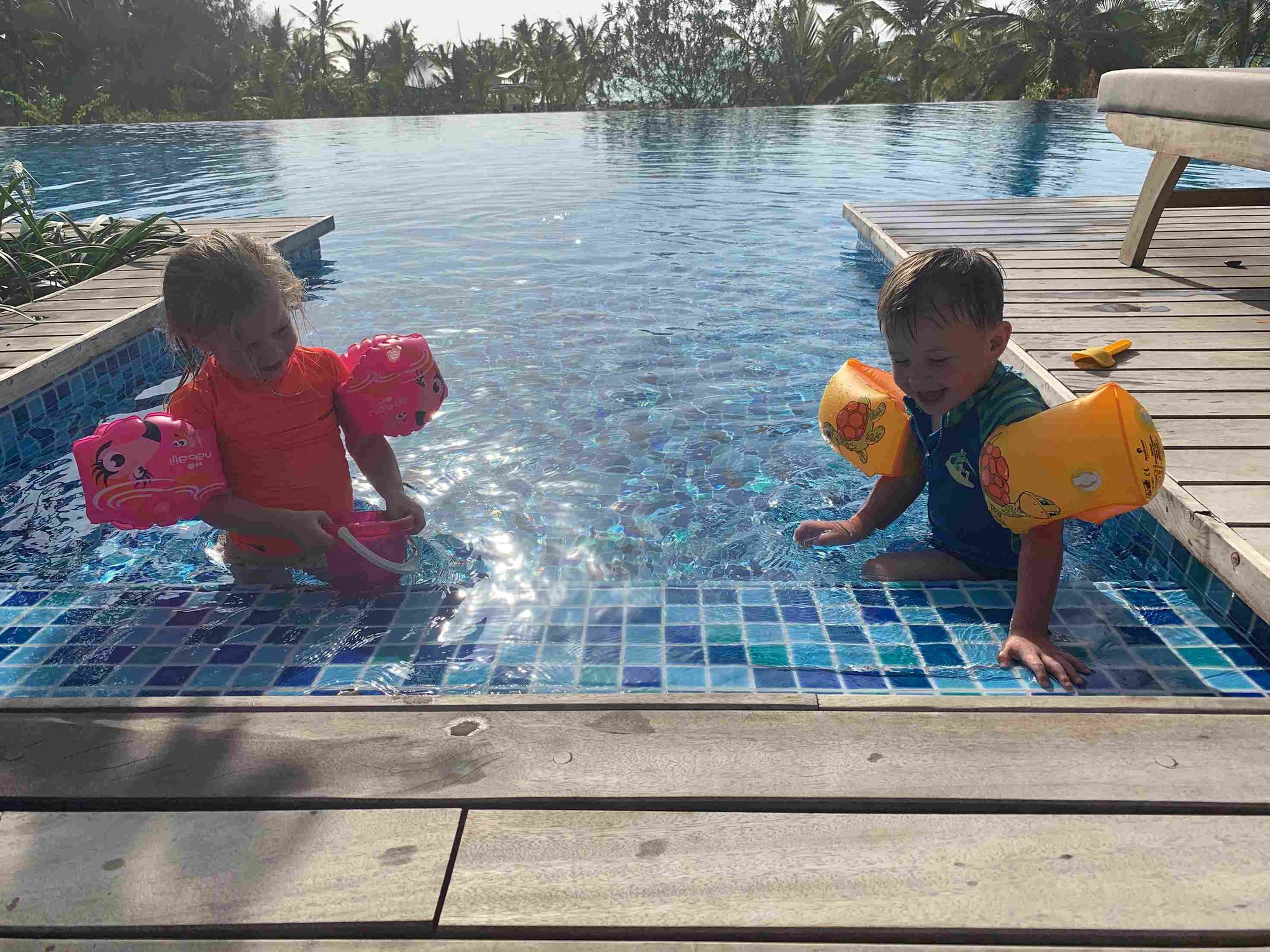 Im Kinderpool in Sansibar 