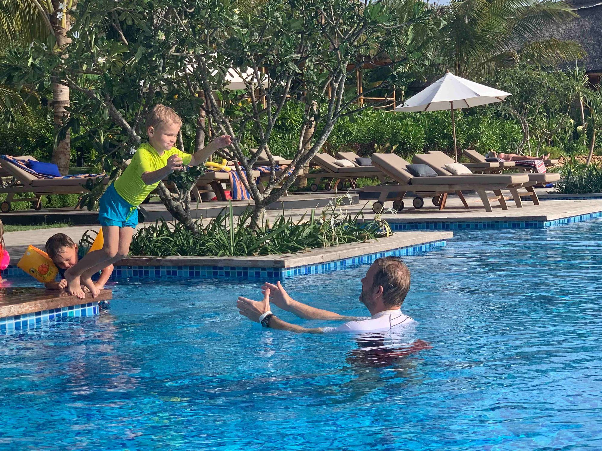 Als Familie am Pool spielen