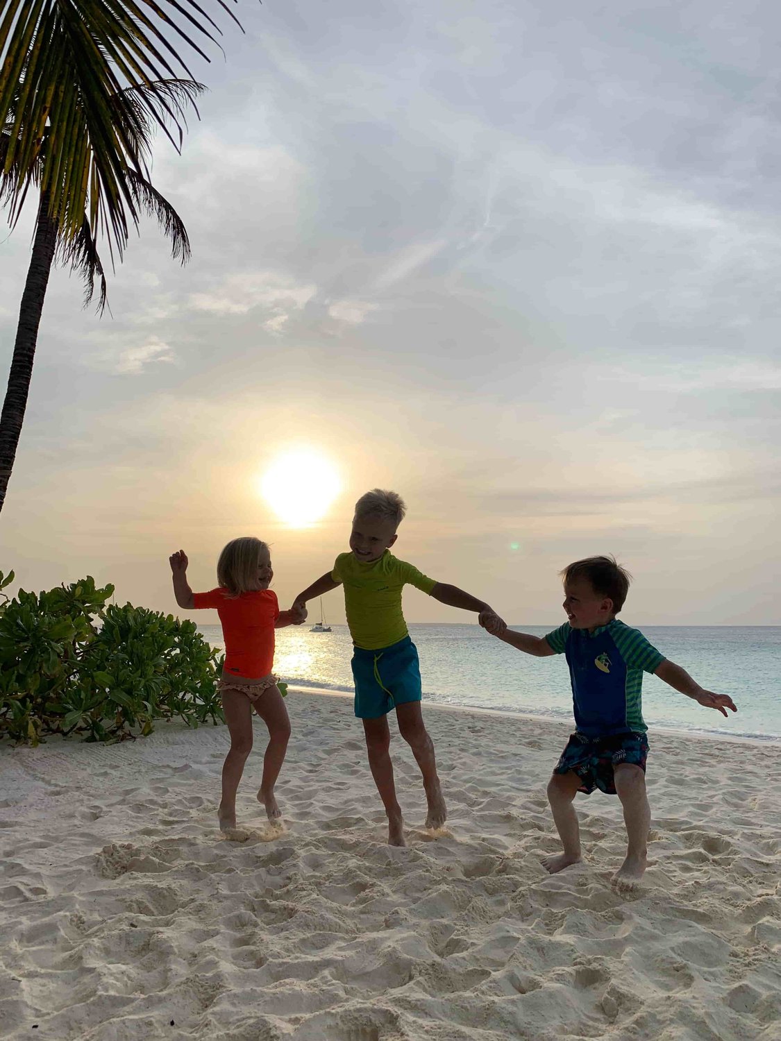 Kinder spielen am Sandstrand 