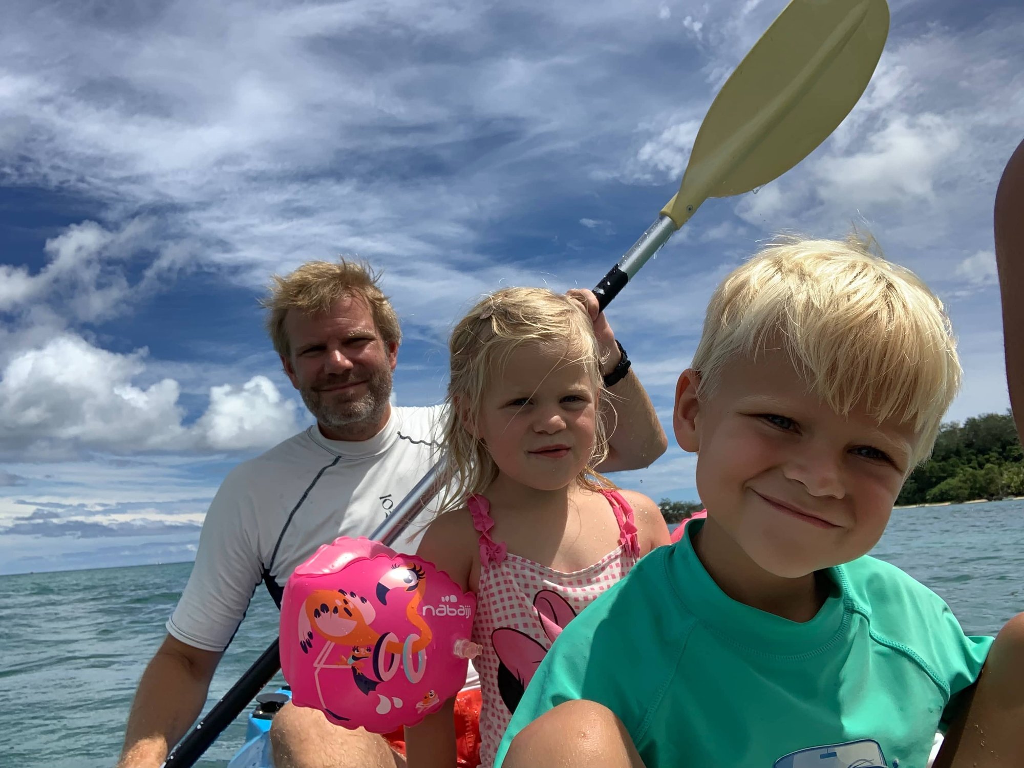Familie paddelt im Kanu