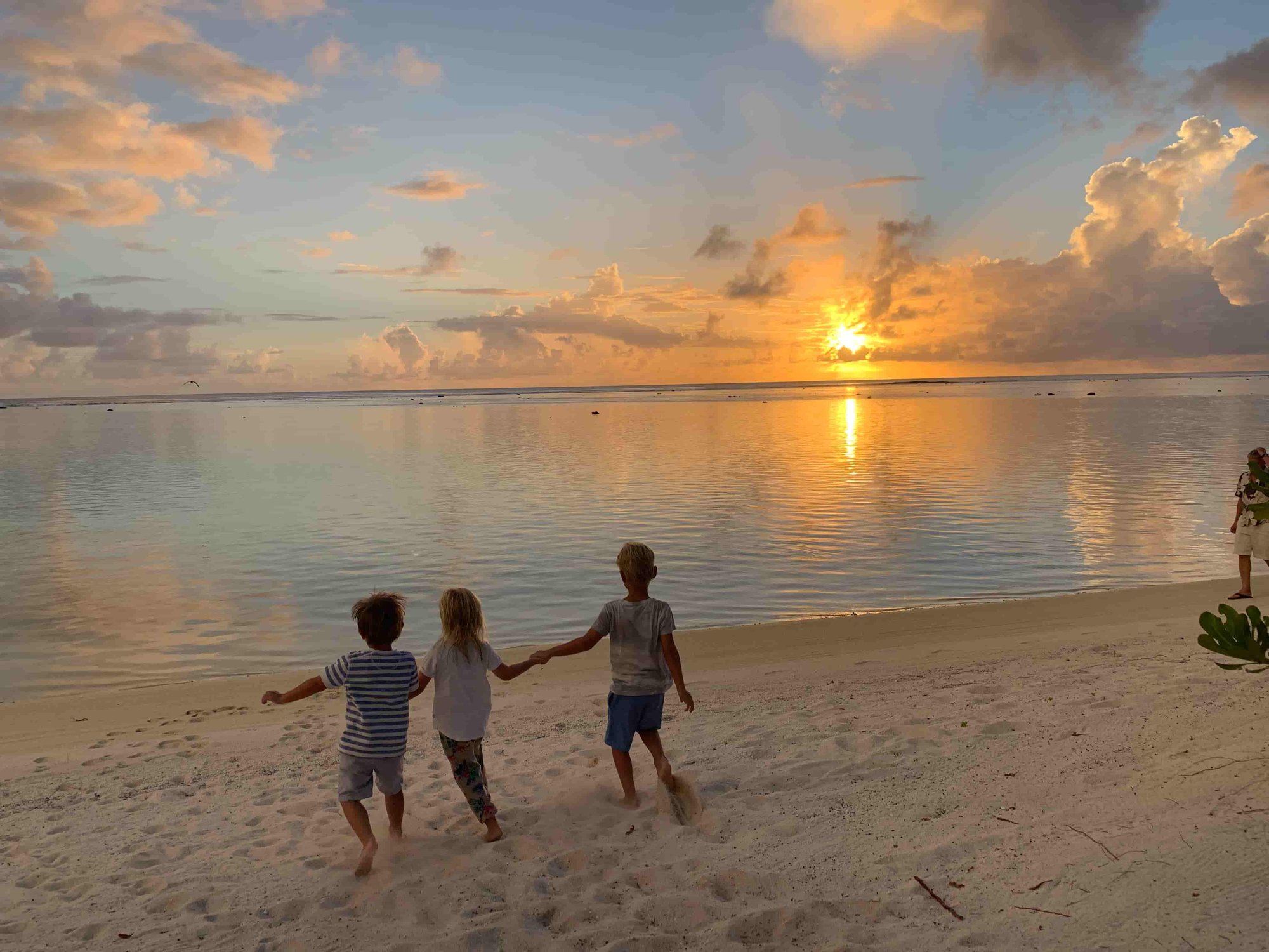 Familie am Strand im Sonnenuntergang