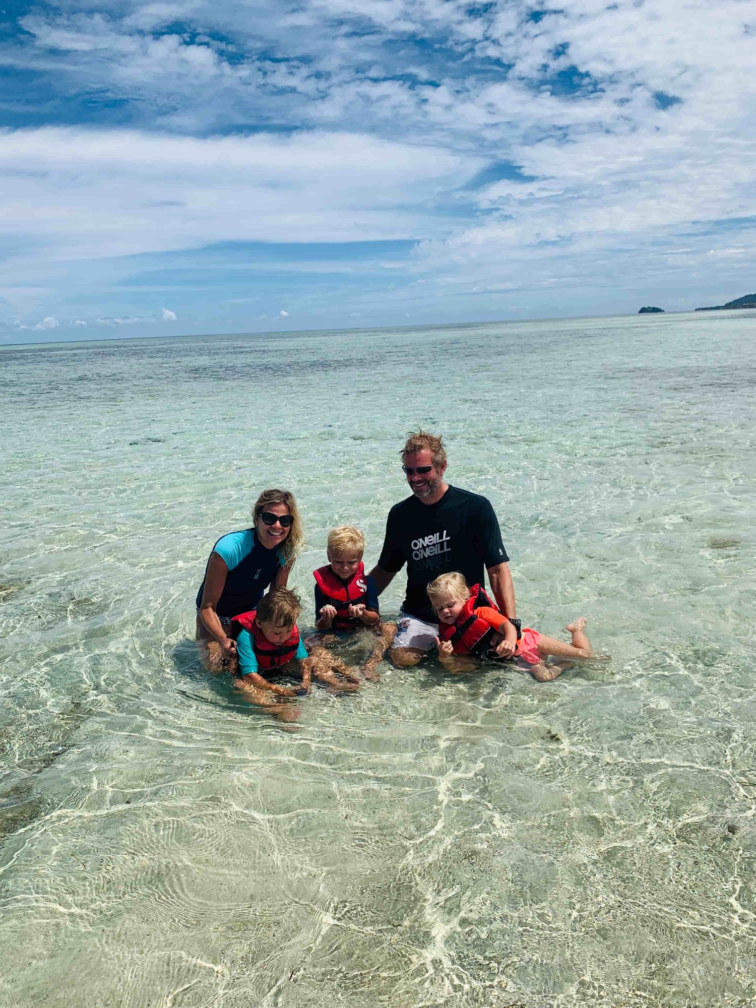 Familie im türkisen Meer