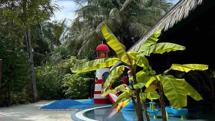 kids-velaa-private-island-familienluxusreisen-thefamilyproject-pool-1
