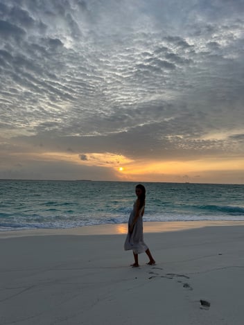 Frau am Strand während Sonnenuntergang
