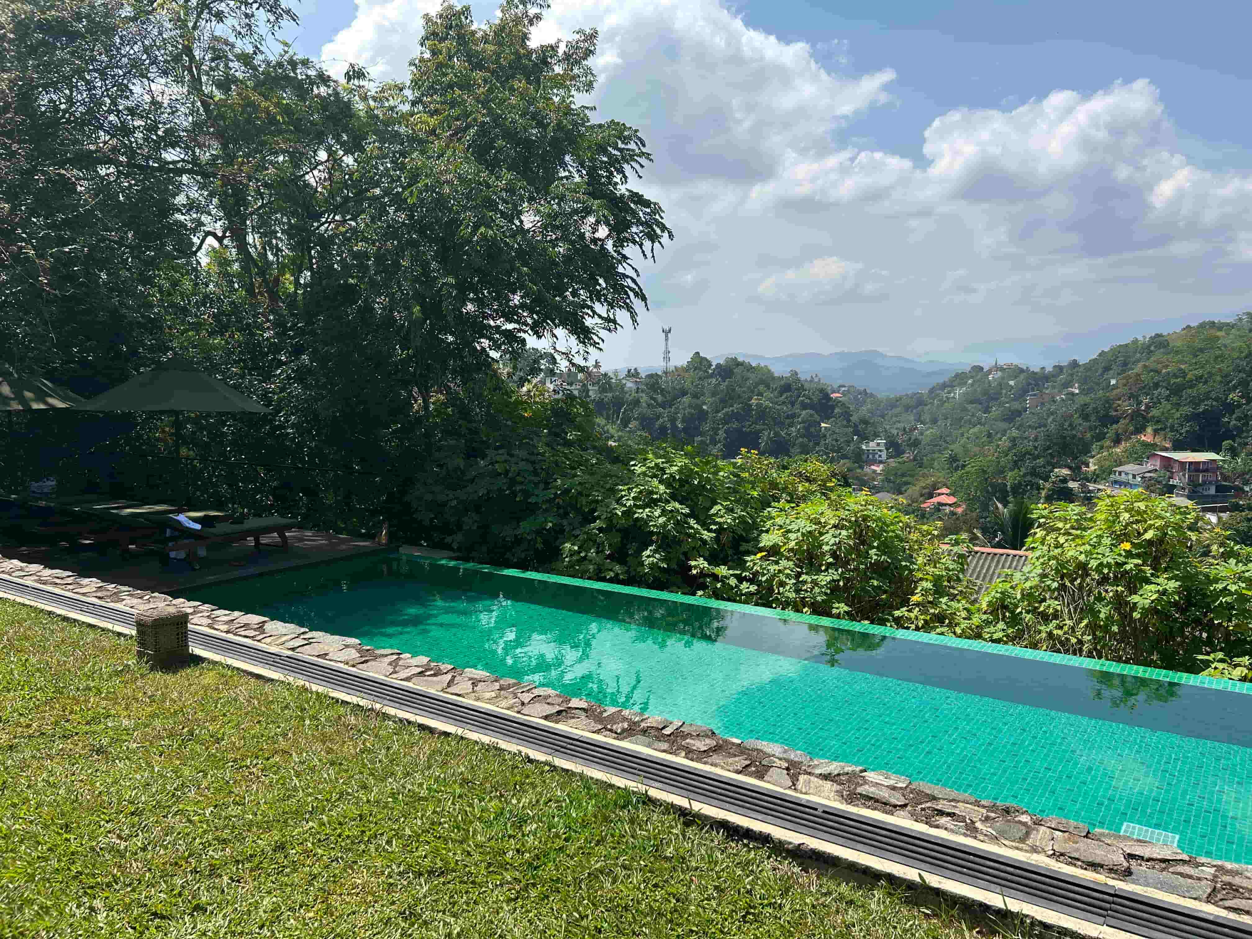 Infinity Pool im King's Pavilion