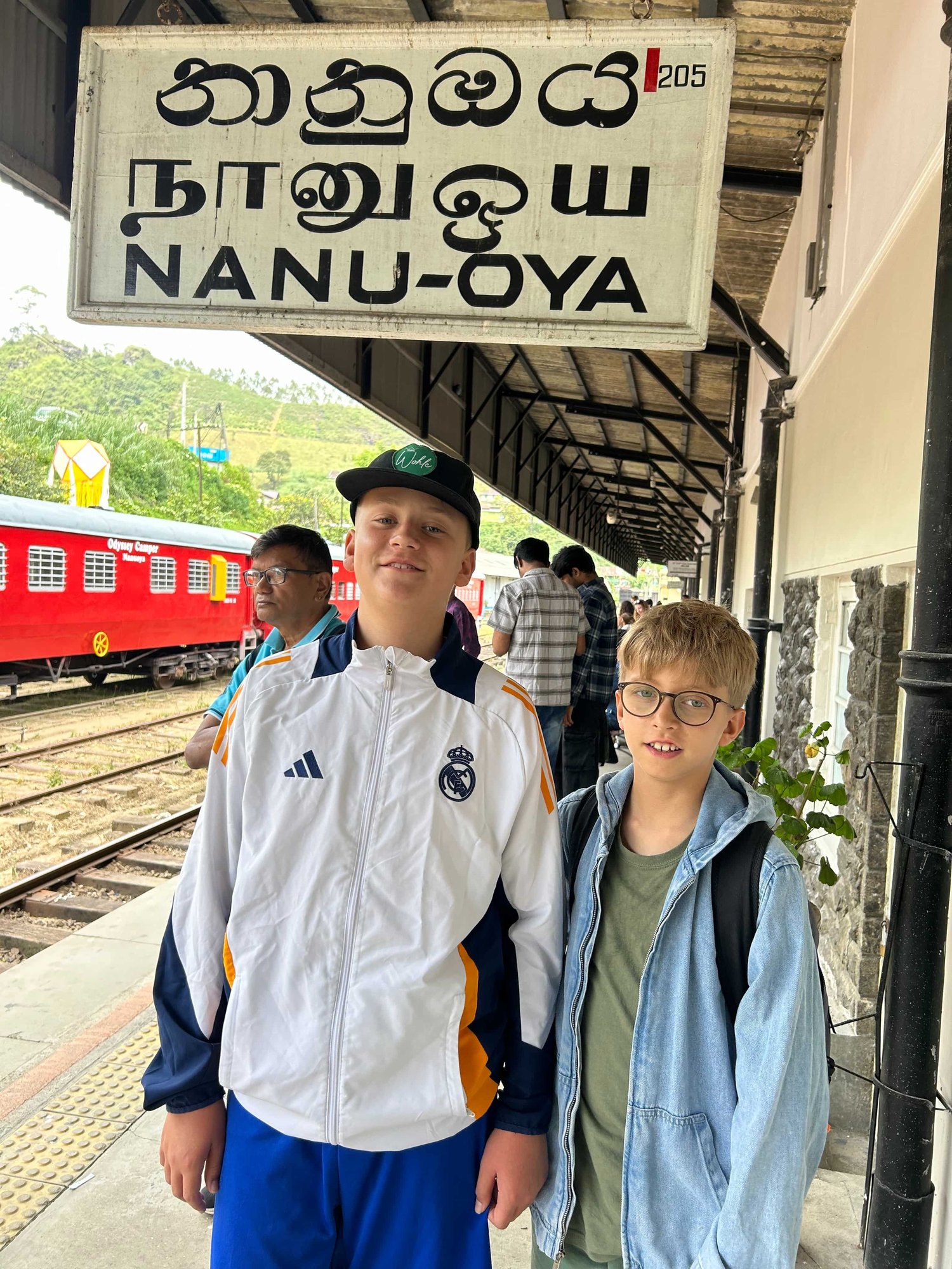 Jungs am Bahnhof in Sri Lanka