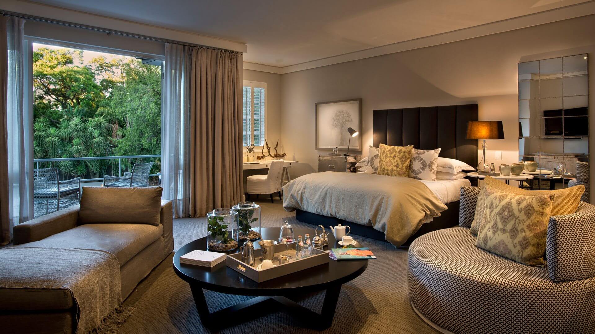 Geräumige Luxus-Suite mit Wohnbereich und Kingsize-Bett.