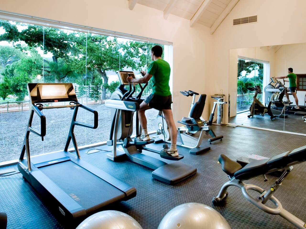 Ein Mann macht in einem Fitnessstudio Sport.