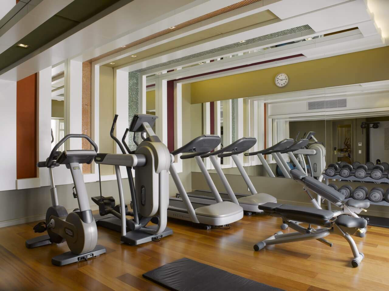 Fitnessraum mit verschiedenen Geräten.