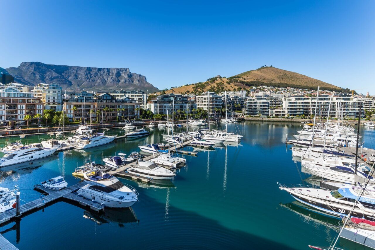 Hafen mit Booten an der Victoria & Alfred Waterfront mit Blick auf den Tafelberg.