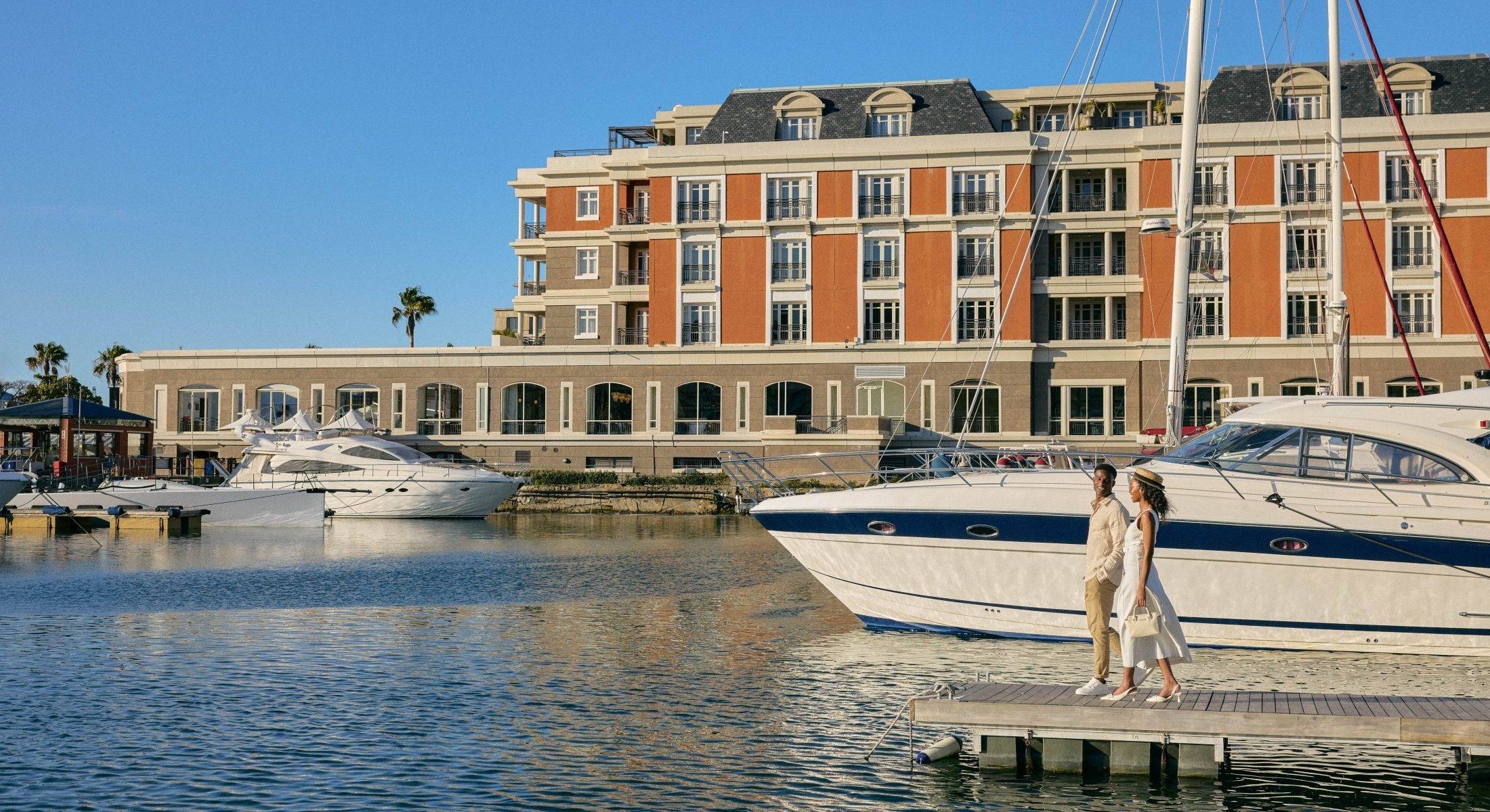 cape-grace-suedafrika-familienluxusreise-thefamilyproject-yacht-aussenansicht