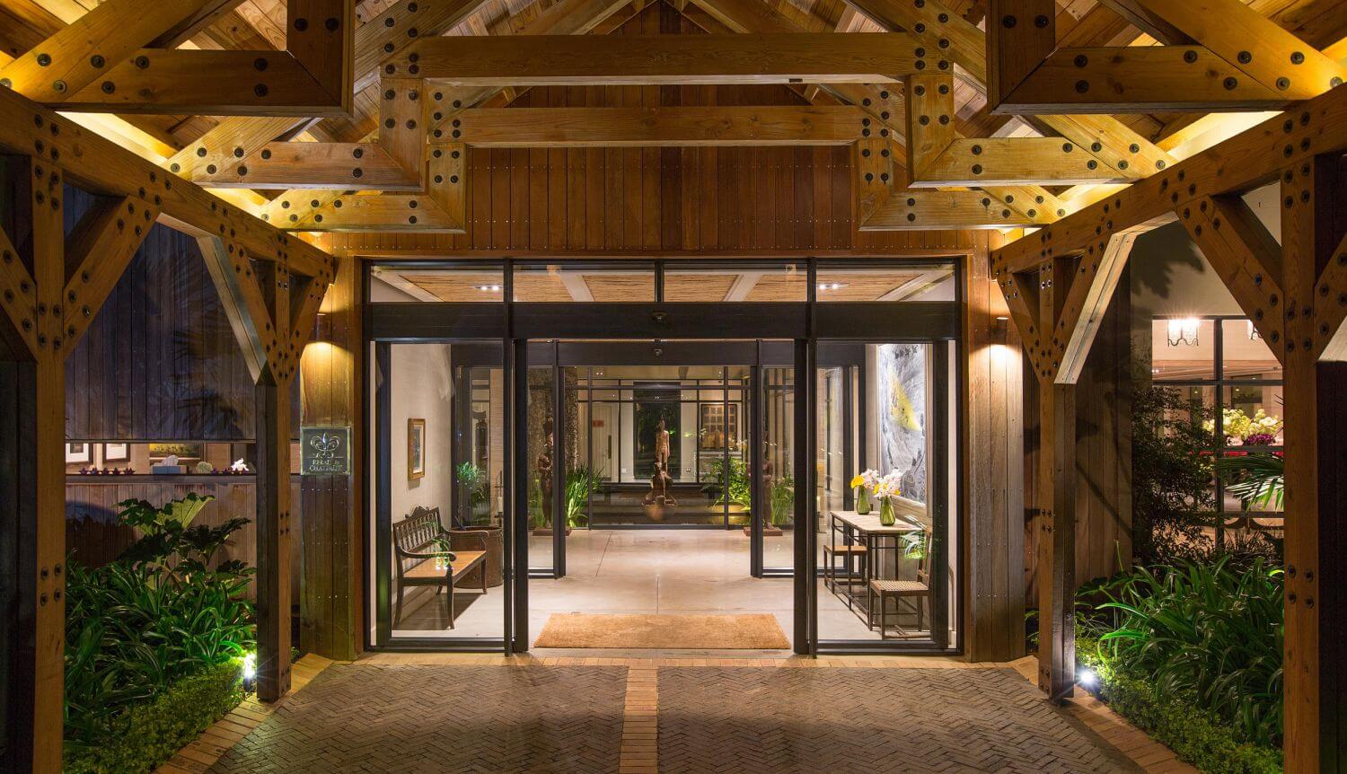 Eingangsbereich mit elektronische Glasschiebetüren eines Lodge.