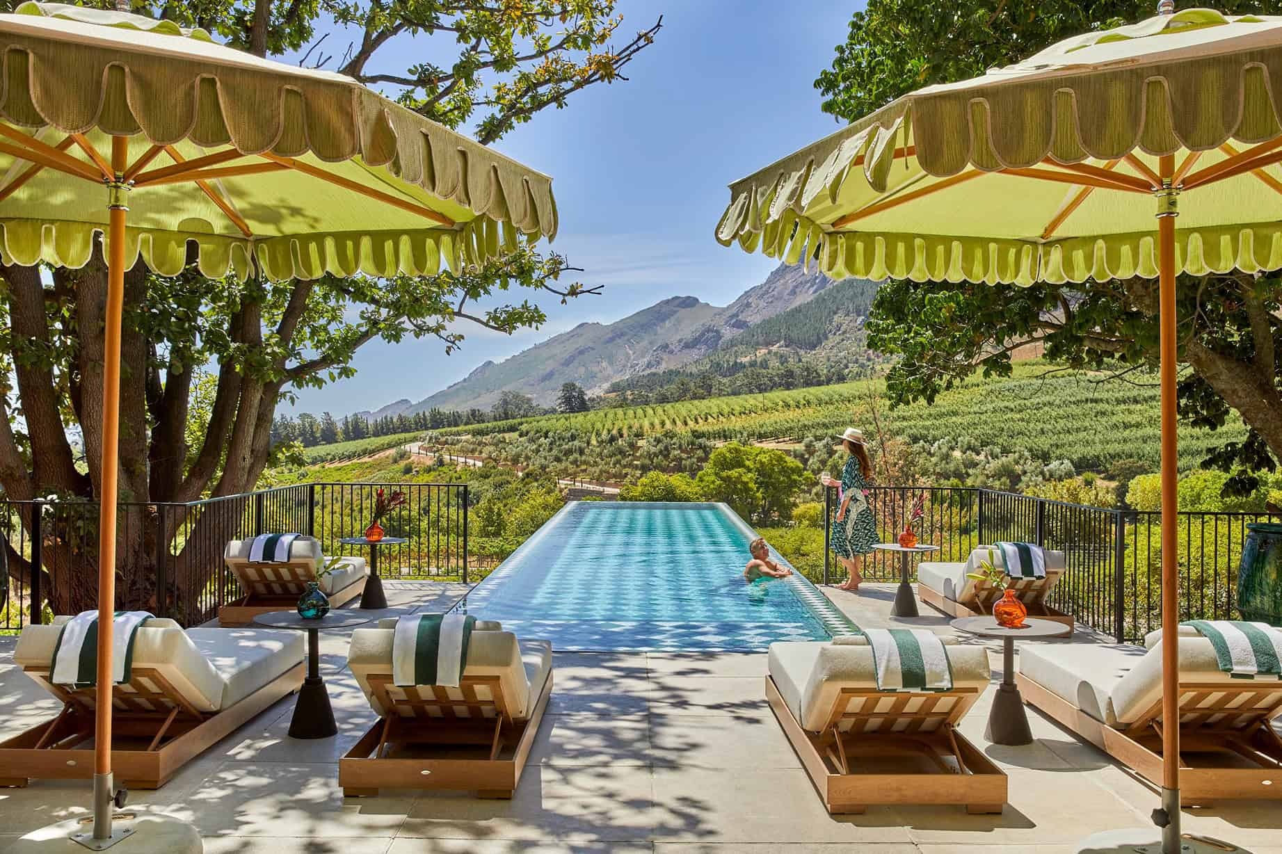 franschhoek-house-suedafrika-winelands-familienluxusreisen-thefamilyproject-poolliegen