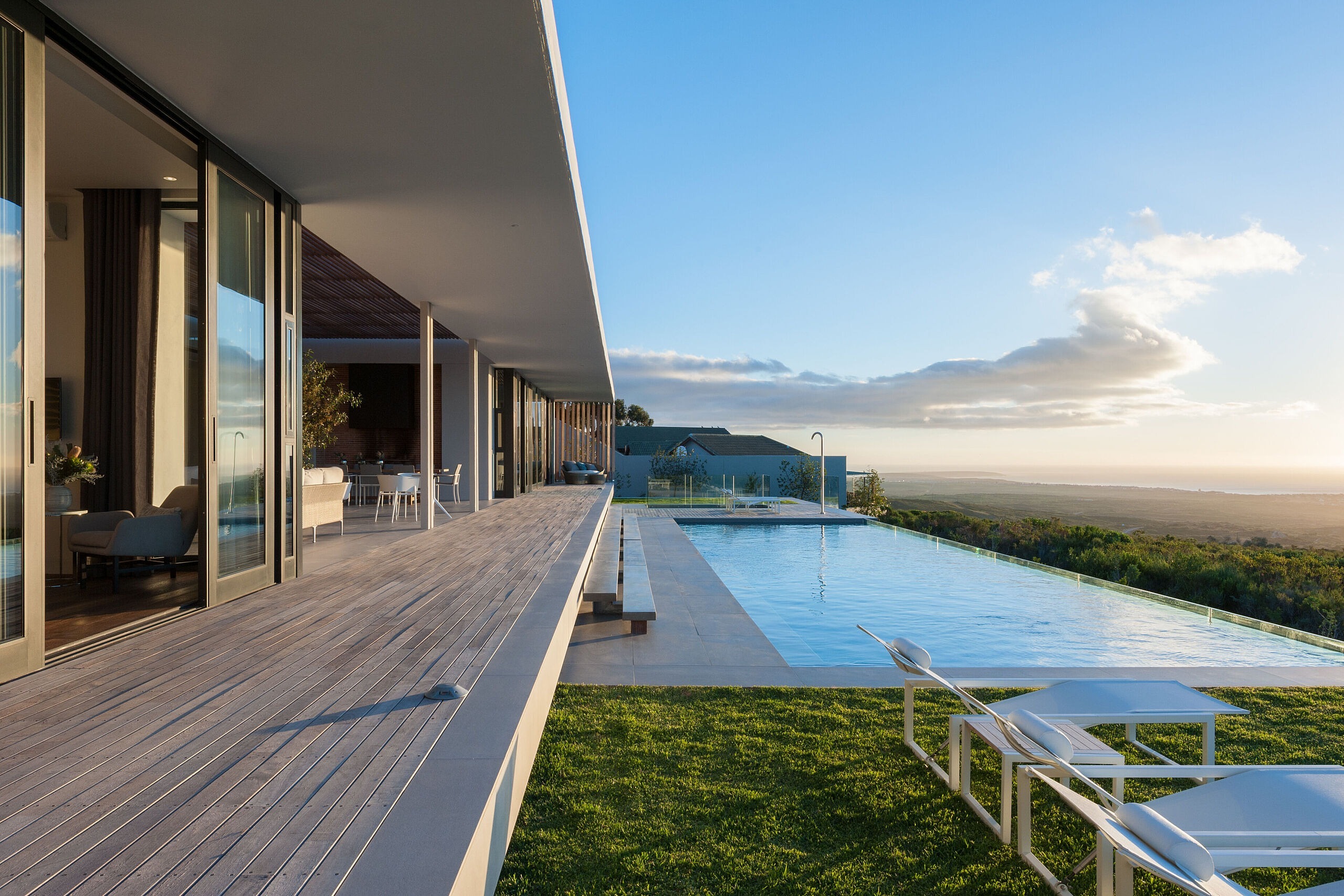 grootbos-nature-private-reserve-suedafrika-familienluxusreise-thefamilyproject-pool-aussicht