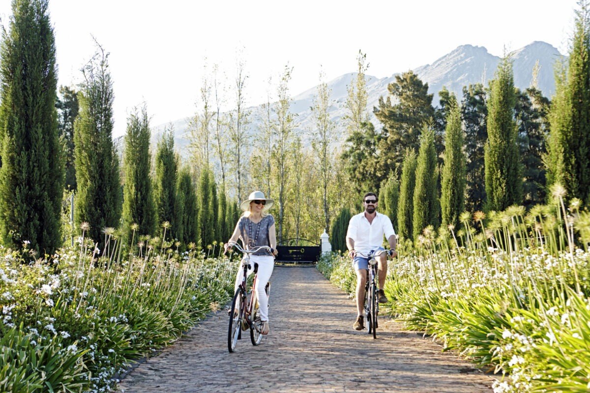 Ein Paar macht eine Fahrradtour durch die schöne Landschaft der Kapregion in Südafrika.