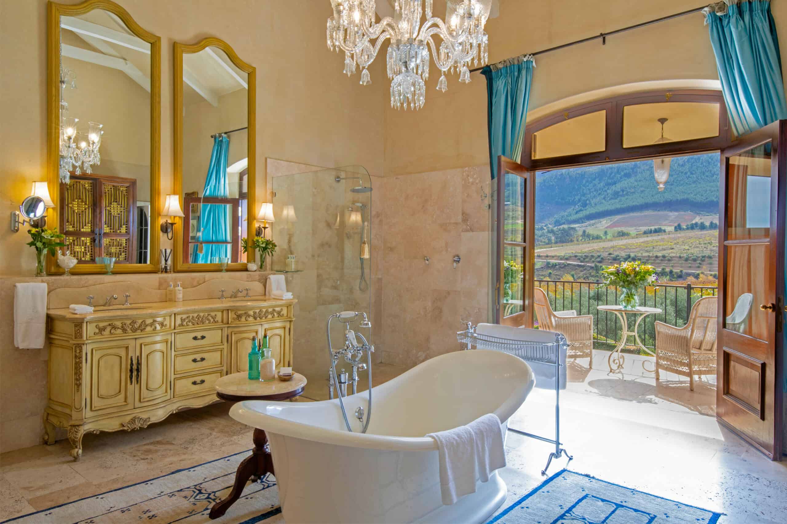 Edles Badezimmer mit zwei Spiegeln und einer freistehenden Badewanne.
