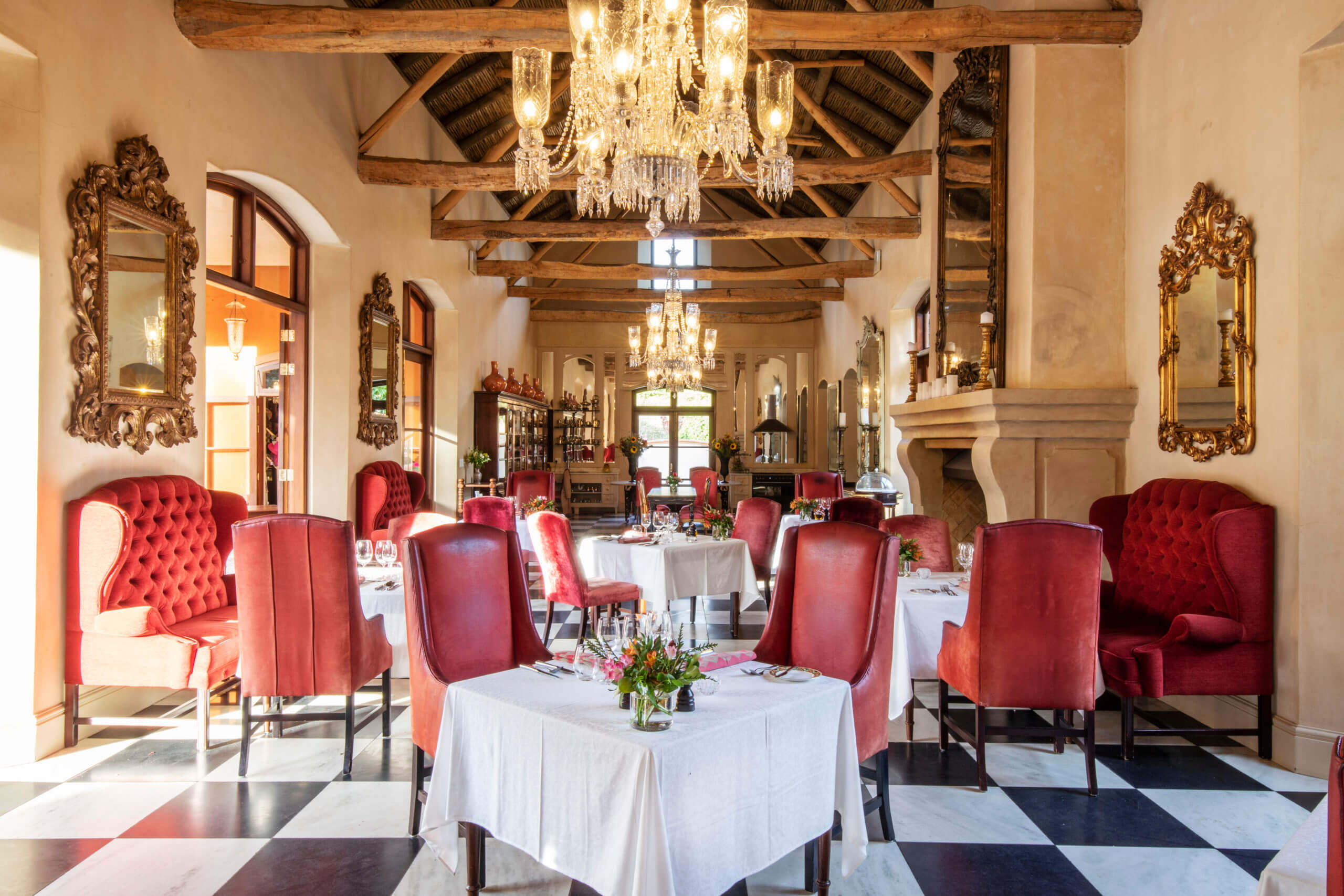 Edles Restaurant mit roten Stühlen und Kronleuchter an der Decke.