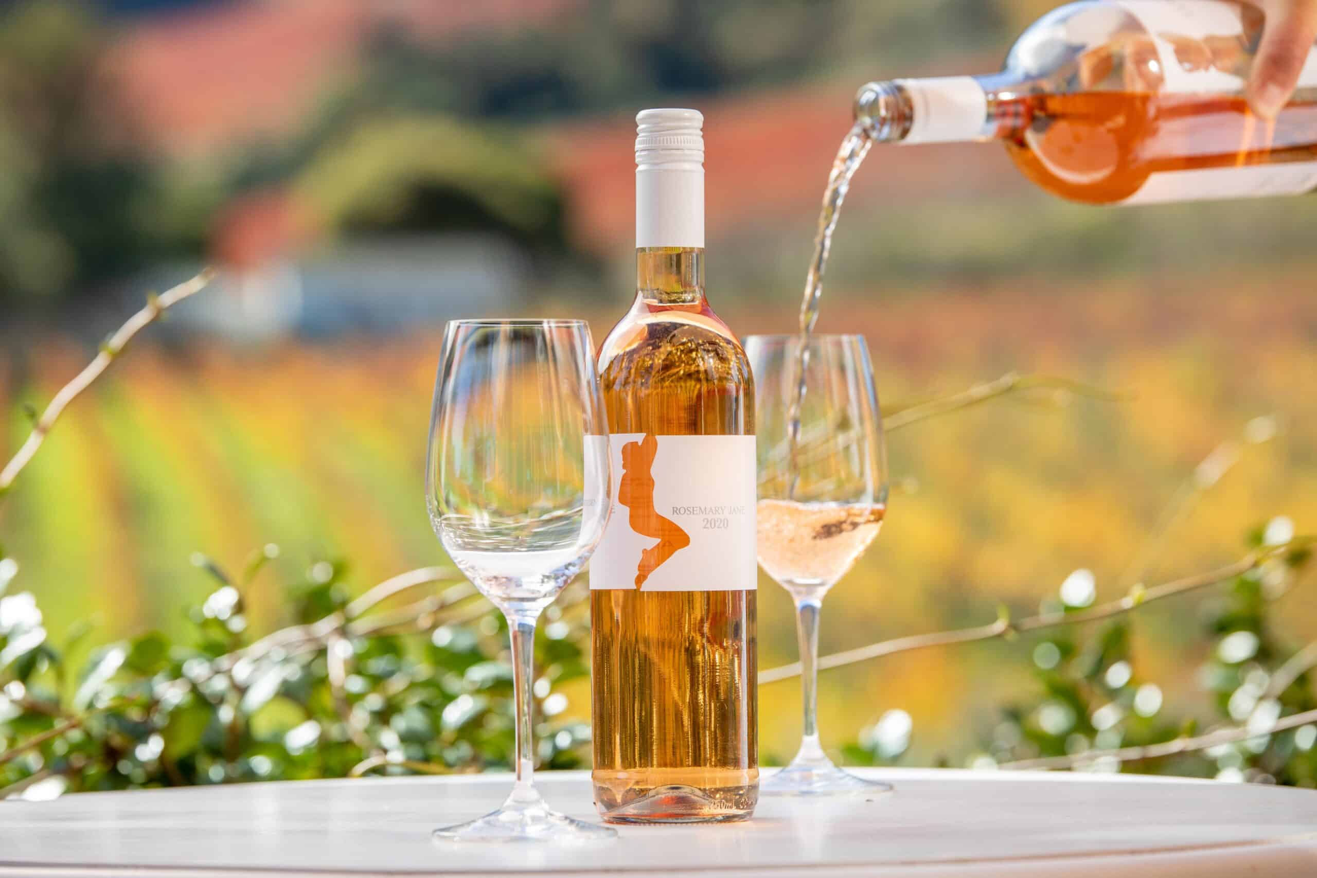 Ein Wein wird in ein Glas ein geschenkt.