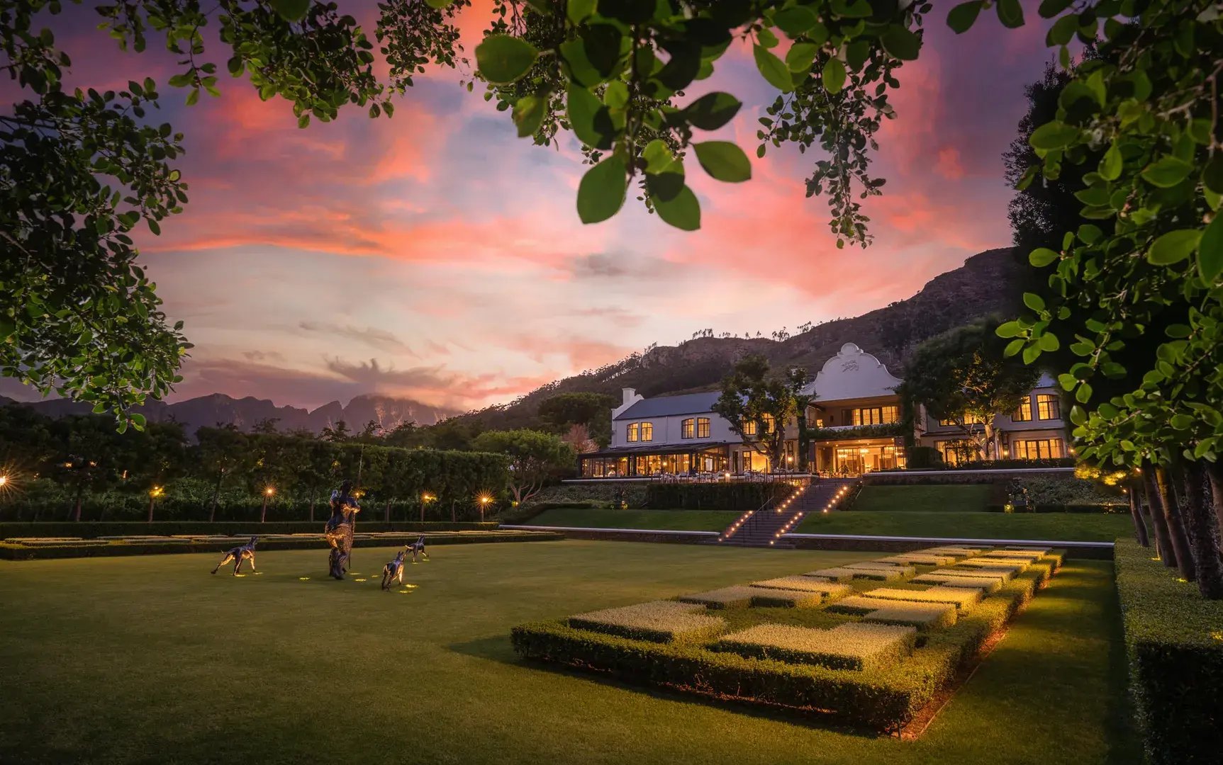 leeu-estates-franschhoek-sudafrika-afrika-abend-terrasse-the-family-project-luxus-familie-kinder-reisen