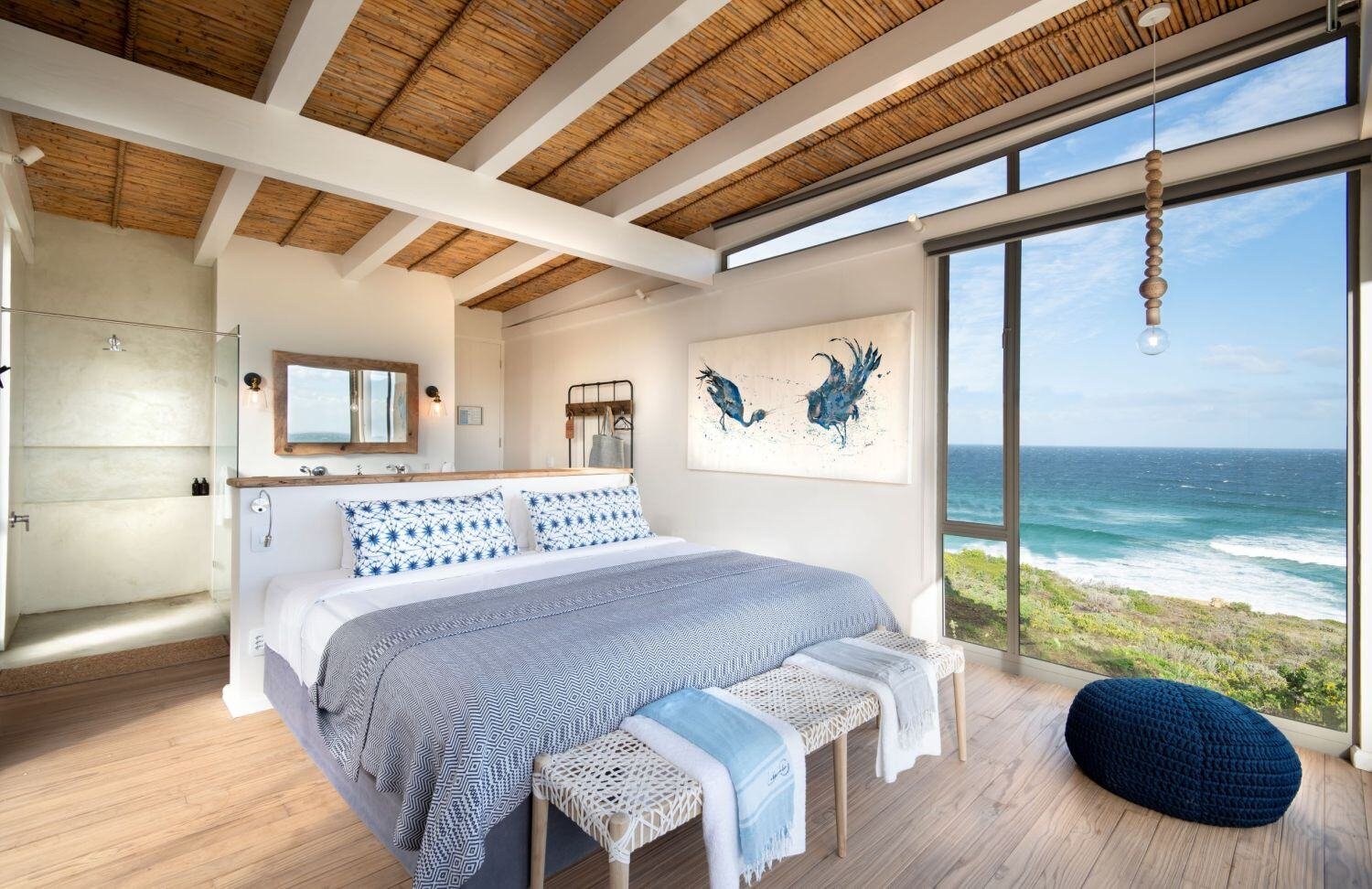 Kingsize-Bett in einem Hotel mit Aussicht auf das Meer.