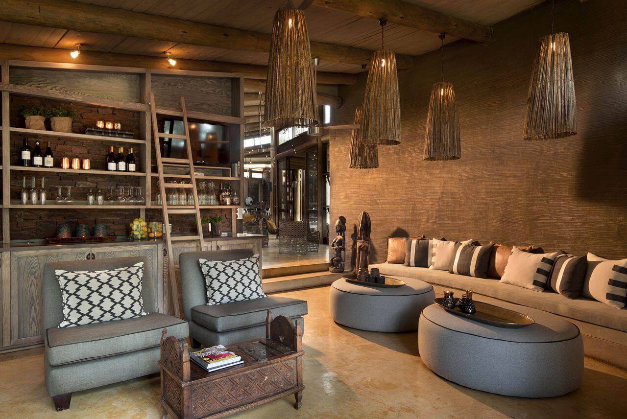 Weinkeller mit Sofas und einem Weinregal im Hintergrund.
