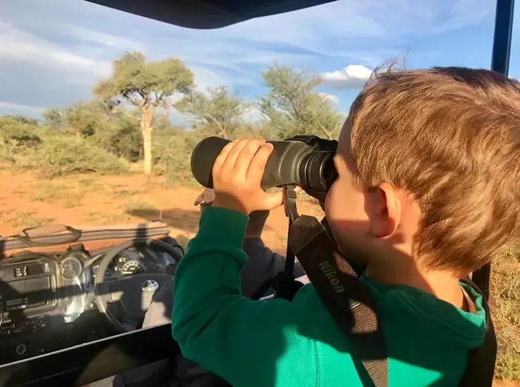marataba-safari-lodge-marakele-sudafrika-afrika-gastebar-exklusiv-the-family-project-privatbilder-kinder-fernglas