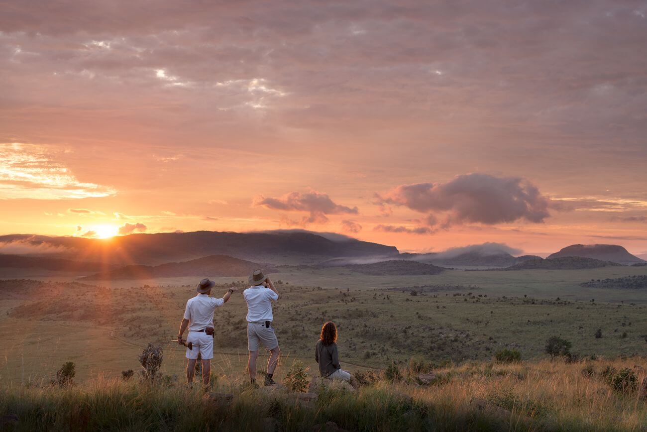 Mhondoro-Safari-Lodge-Suedafrika-Familienluxusreisen-Bushwalk
