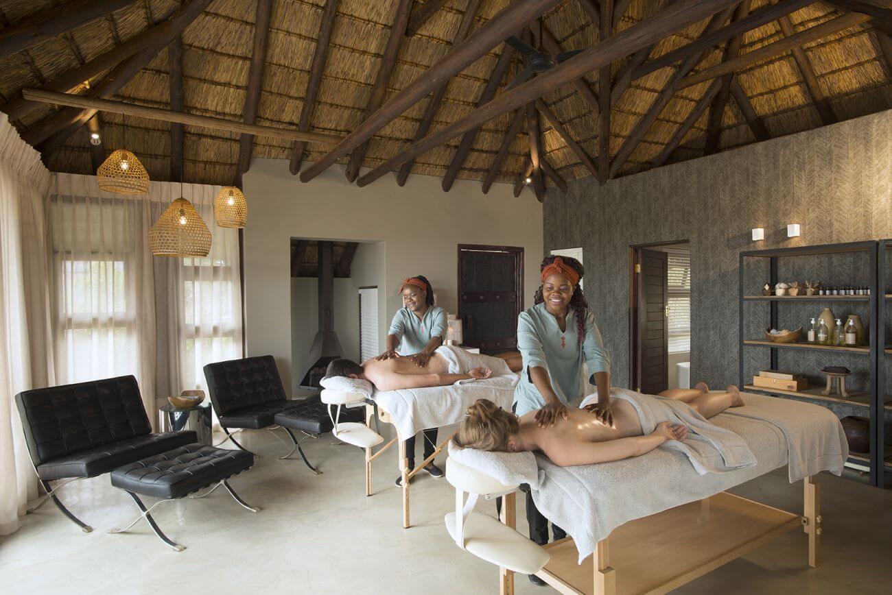 Zwei Frauen erhalten eine Massage im Spabereich.