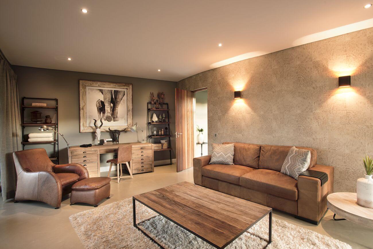 Sofas mit Kissen und einem Tisch in einer Suite.