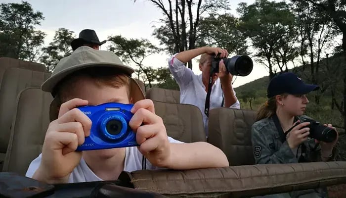 mhondoro-game-lodge-safari-family-jeep-drive
