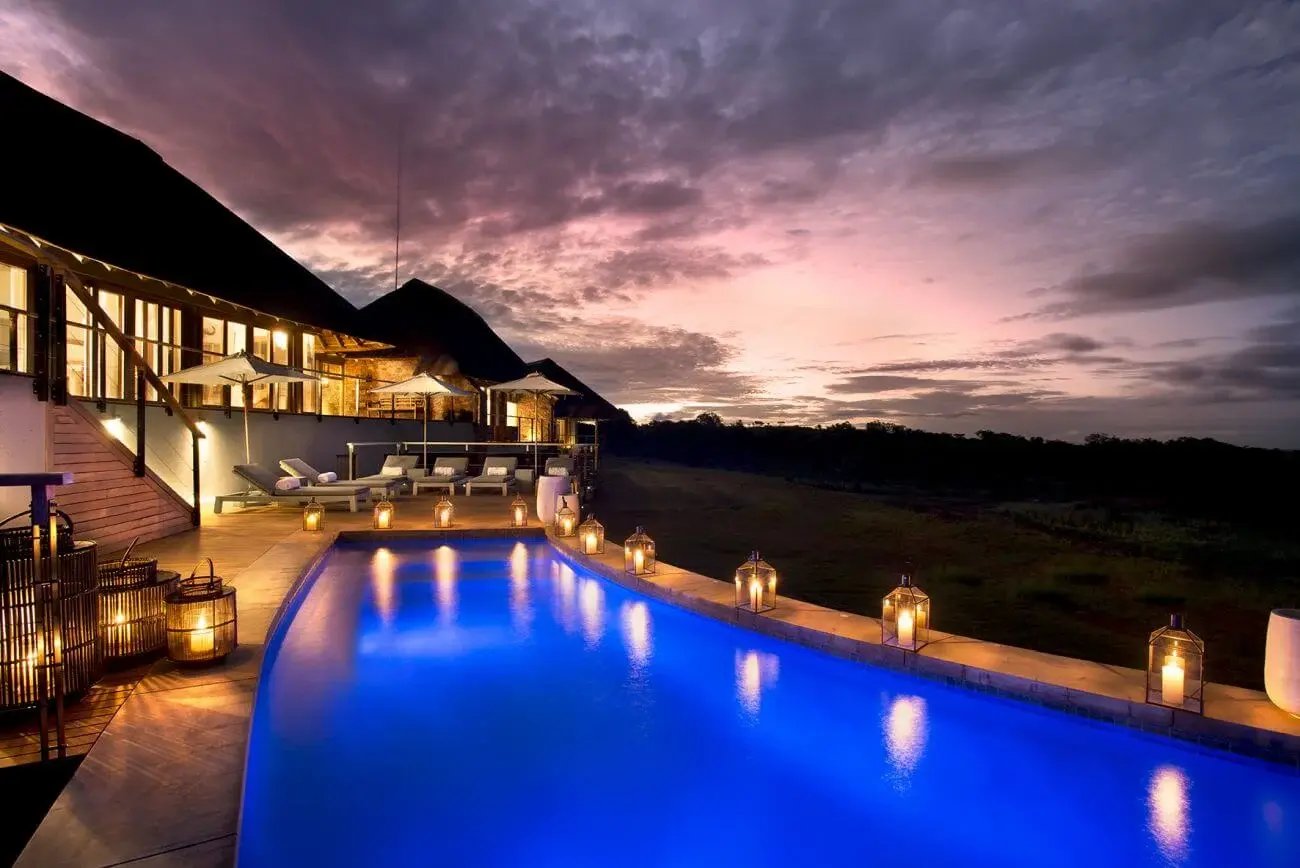 pool bei nacht
