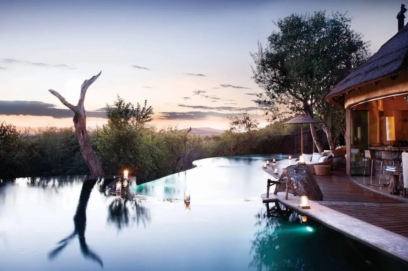 Infinity-Pool mit Blick in die Natur.
