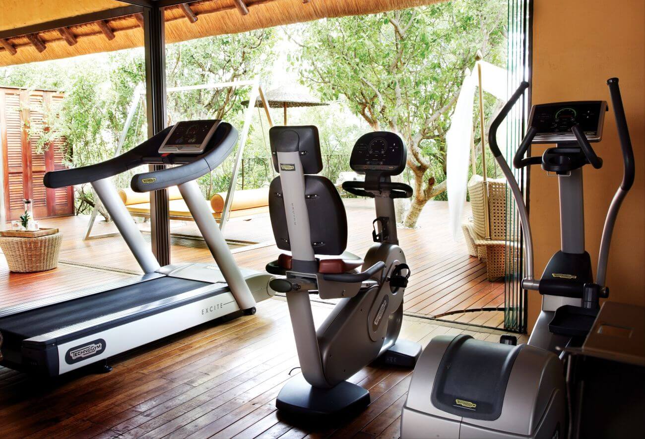Fitnessraum mit verschiedenen Geräten.