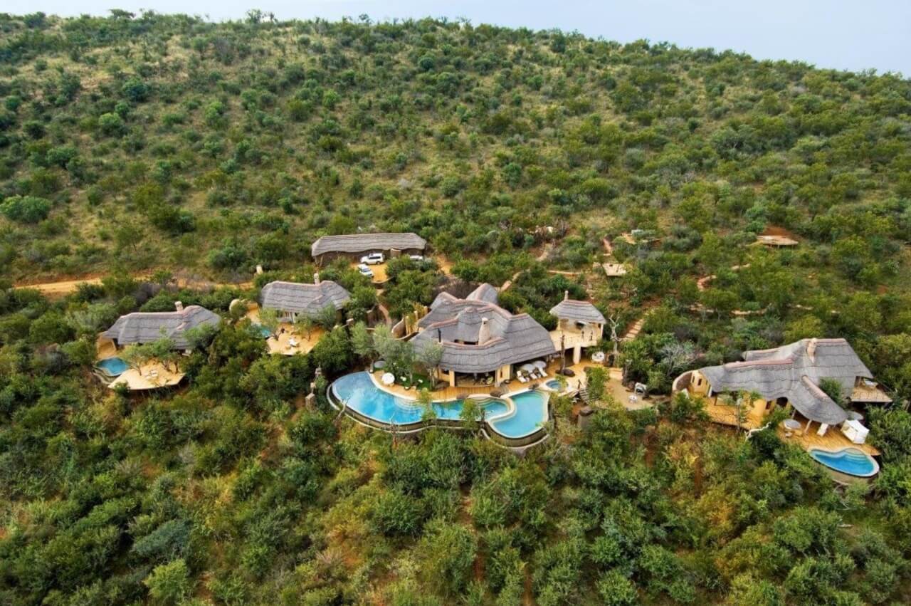 Safari Lodge aus der Vogelperspektive inmitten der Natur.